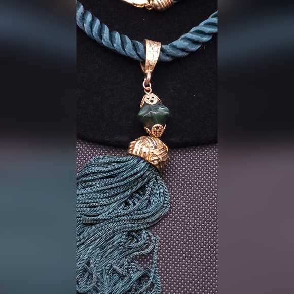 Emerald Green / Goldtone woven rope tassel necklace and green stone earrings - Picture 2 of 11